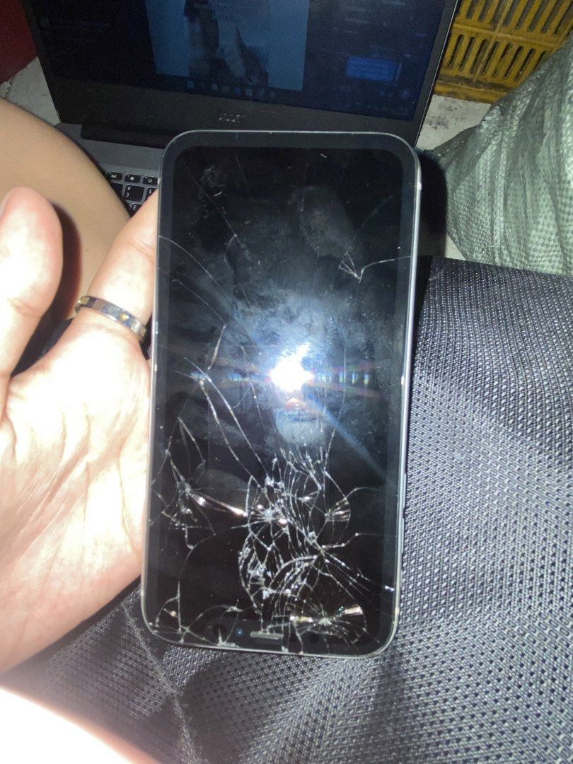 iPhone XR 128gb defective (Category: iPhone X Series) located in Manila. Submitted by bravecrystal_574710 (Listing ID 1469137783, Image 2). Description: LCD, BACK GLASS, BLOATED BATTERY ISSUE HINDI NA BUMUBUKAS, ang sabi sa’min palitan lang daw LCD para gumana.