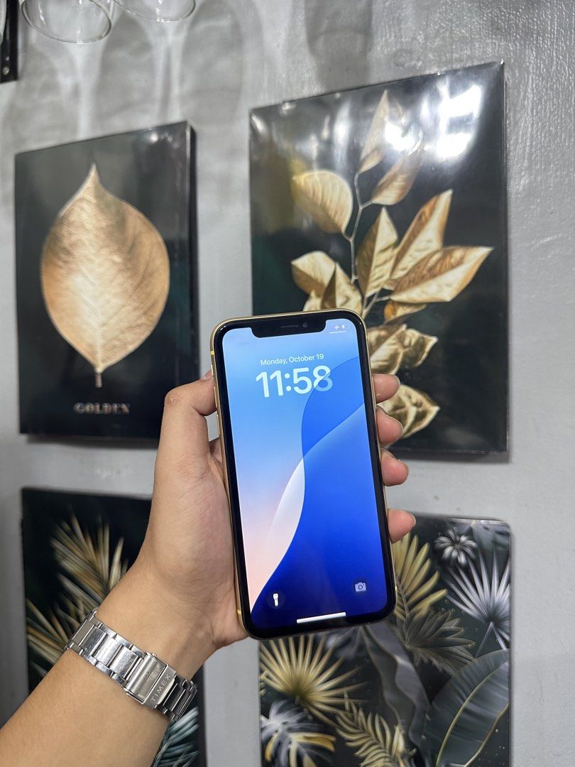 iPhone Xr 256GB (Category: iPhone X Series) located in Manila. Submitted by Drewy (Listing ID 1468959595, Image 2). Description: For Sale 6k or Swap iPhone Xr ( Yellow ) 256GB, Any Sim 65BH, IOS 18.7.8 No Face ID & Vibrate Minor Paint Chips With Case Only.