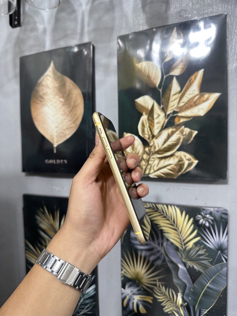 iPhone Xr 256GB (Category: iPhone X Series) located in Manila. Submitted by Drewy (Listing ID 1468959595, Image 3). Description: For Sale 6k or Swap iPhone Xr ( Yellow ) 256GB, Any Sim 65BH, IOS 18.7.8 No Face ID & Vibrate Minor Paint Chips With Case Only.