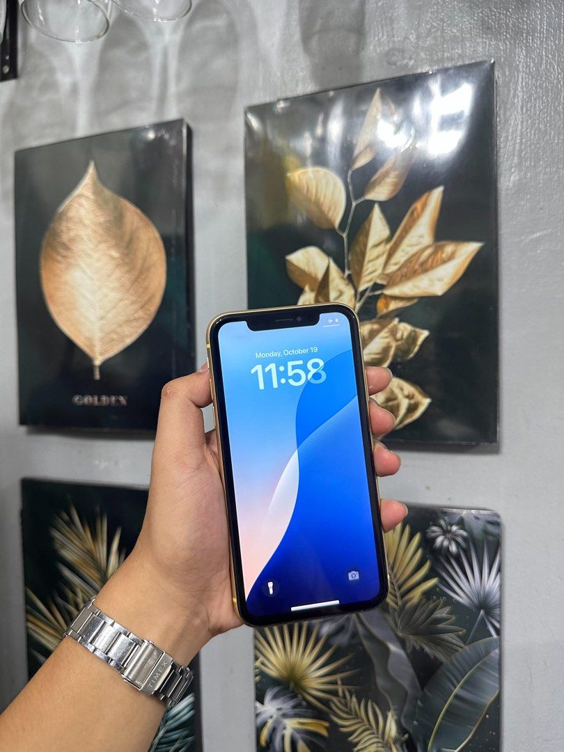 iPhone XR 256GB (Category: iPhone X Series) located in Manila. Submitted by _tinnn (Listing ID 1469121068, Image 2). Description: For Sale 6k or Swap iPhone Xr ( Yellow ) 256GB, Any Sim 65BH, IOS 18.7.8 No Face ID & Vibrate Minor Paint Chips With Case Only.