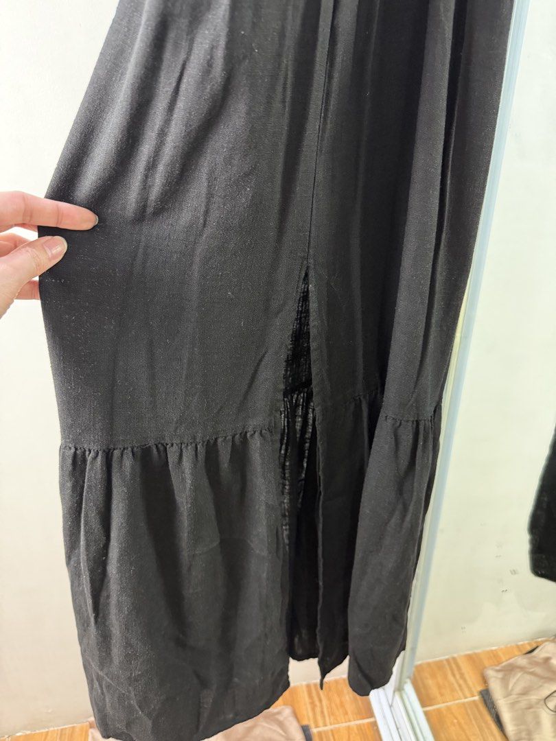 Ivorie Studio Black Linen Blend Tube (Category: Dresses) located in Pasig City. Submitted by roxannecawaling (Listing ID 1469051302, Image 3). Description: 📍pasig -decluttering -has side slits on both sides -best fit large.