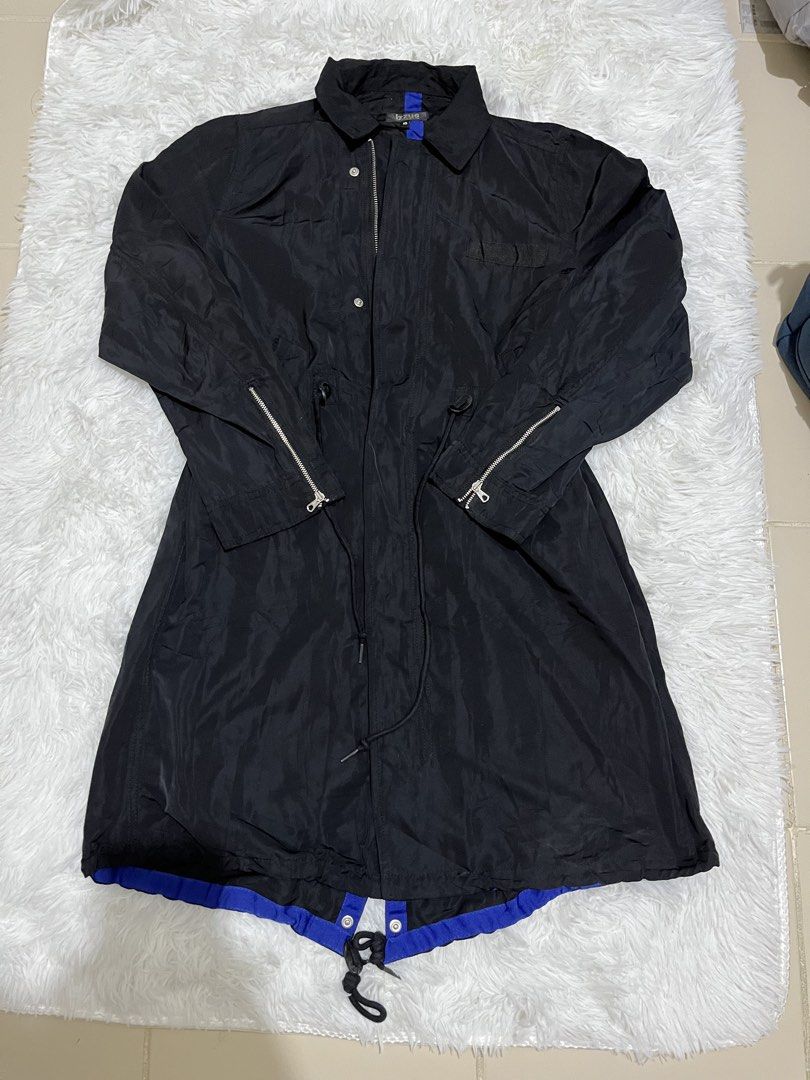 Izzue Longline Utility Trench Parka (Category: Coats, Jackets and Outerwear) located in Manila. Submitted by sophianne19 (Listing ID 1469044654, Image 2). Description: Selling an authentic IZZUE (Hong Kong Designer Streetwear Brand) Longline Utility Trench Parka. Very stylish piece with a black lightweight nylon exterior and an electric blue contrast inner trim/hem. Features premium zipper details on the sleeves, a drawstring waist for an adjusta