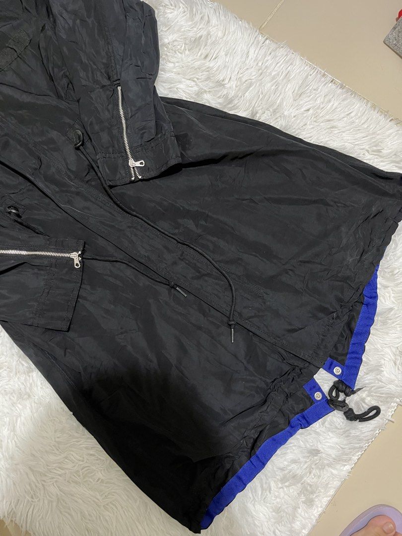 Izzue Longline Utility Trench Parka (Category: Coats, Jackets and Outerwear) located in Manila. Submitted by sophianne19 (Listing ID 1469044654, Image 3). Description: Selling an authentic IZZUE (Hong Kong Designer Streetwear Brand) Longline Utility Trench Parka. Very stylish piece with a black lightweight nylon exterior and an electric blue contrast inner trim/hem. Features premium zipper details on the sleeves, a drawstring waist for an adjusta