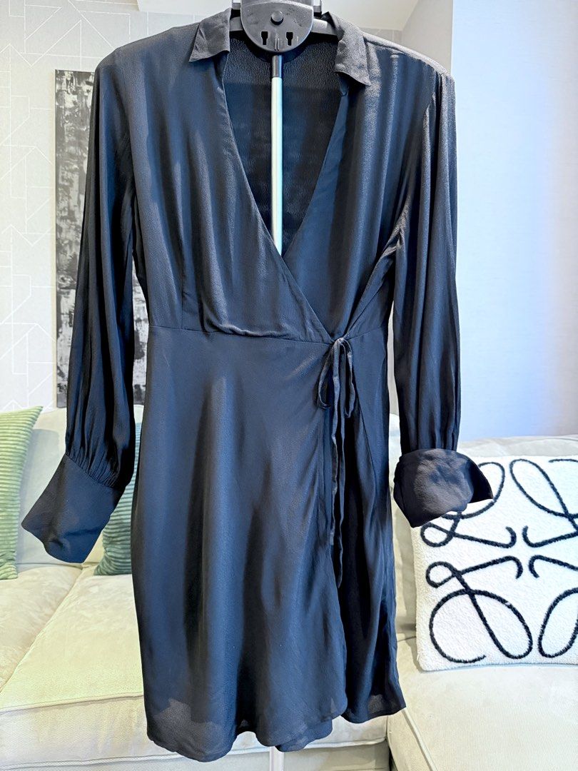 J. Crew wrap around black office dress (Category: Dresses) located in Taguig. Submitted by annebydesign (Listing ID 1469042163, Image 3). Description: Hi all. Selling this J. Crew Brand black drapey 365 wrap side-tie longsleeve dress for ₱500. Retail for $145 •Like new. Decluttered from the studio •Size Large. Below the knee length •Details of the wrap around style in the comsec- •Viscose material- bagsak tela Loc: Taguig BGC Mop: GCash/ BDO/ BPI