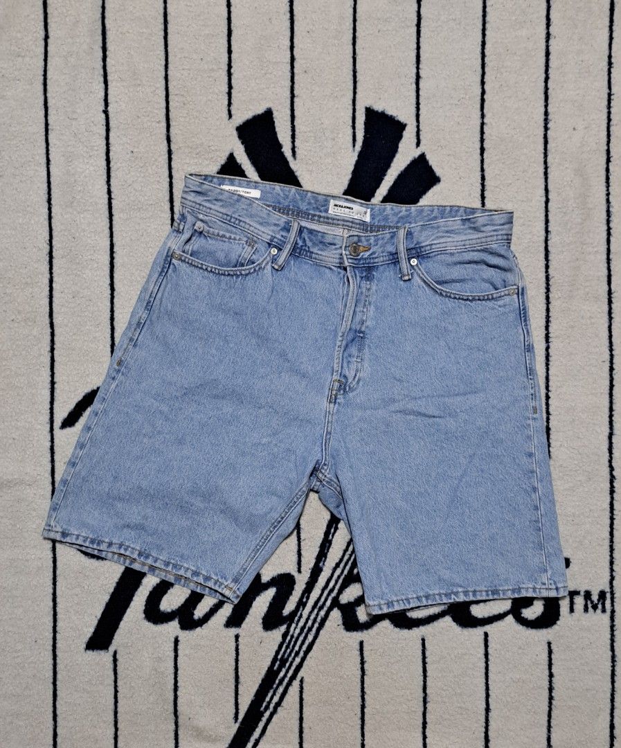 Jack & jones jorts (Category: Shorts) located in Baguio. Submitted by thriftfit17 (Listing ID 1469052983, Image 1). Description: jack & jones jorts size L almost new php 600 dm if interested.