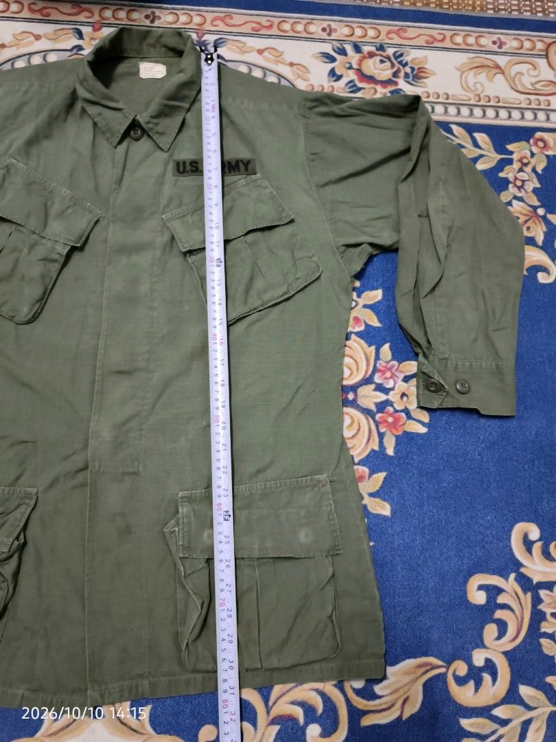 Jacket Askar (Category: Coats, Jackets and Outerwear) located in Kuala Lumpur. Submitted by freedeer.249283 (Listing ID 1469015672, Image 3). Description: condition lihat pada gmbr ada kesan jahitan dekat bahu.
