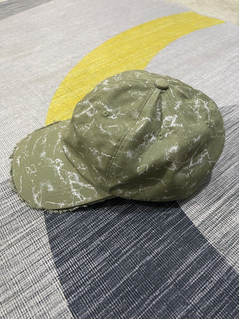 Jacquemus cap (Category: Caps & Hats) located in Taytay. Submitted by ekselentekondisyon (Listing ID 1469085502, Image 2). Description: Jacquemus cap Excellent condition One size Unisex Taytay rizal location No issue.