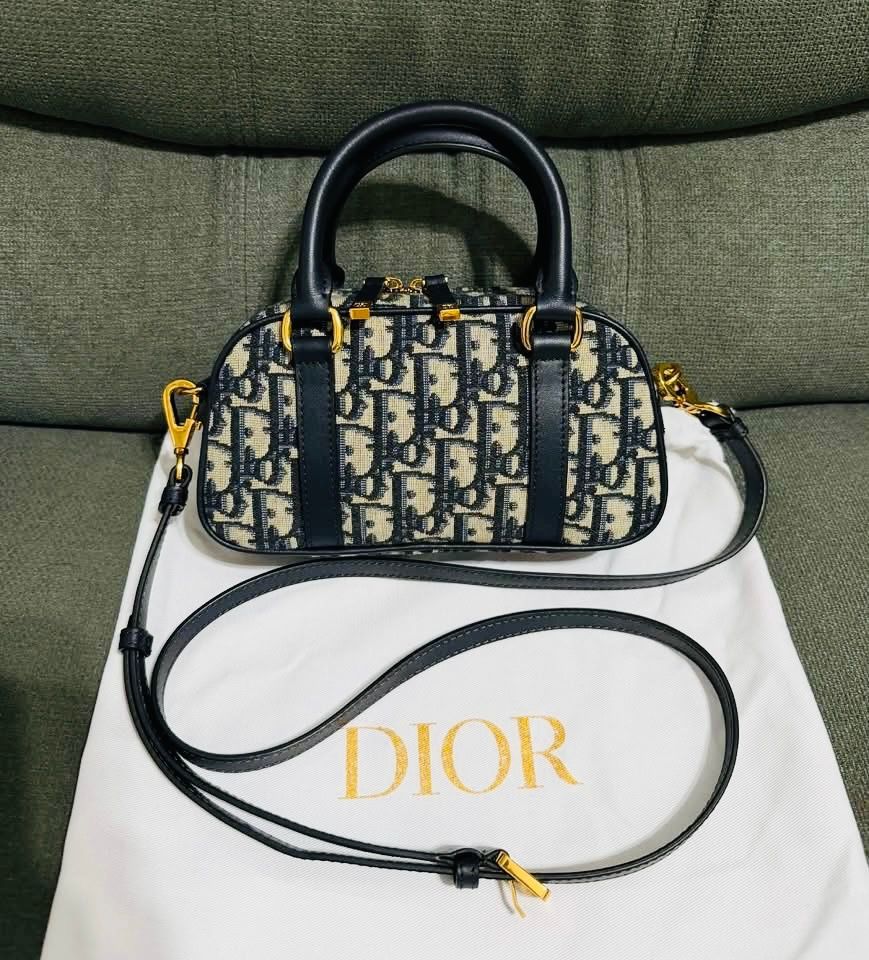 japan preloved jacquard Cd (Category: Luxury Bags & Wallets) located in Caloocan City. Submitted by mrs_frost (Listing ID 1468952180, Image 3). Description: plakadong genuine ung handle malinis at makinis .