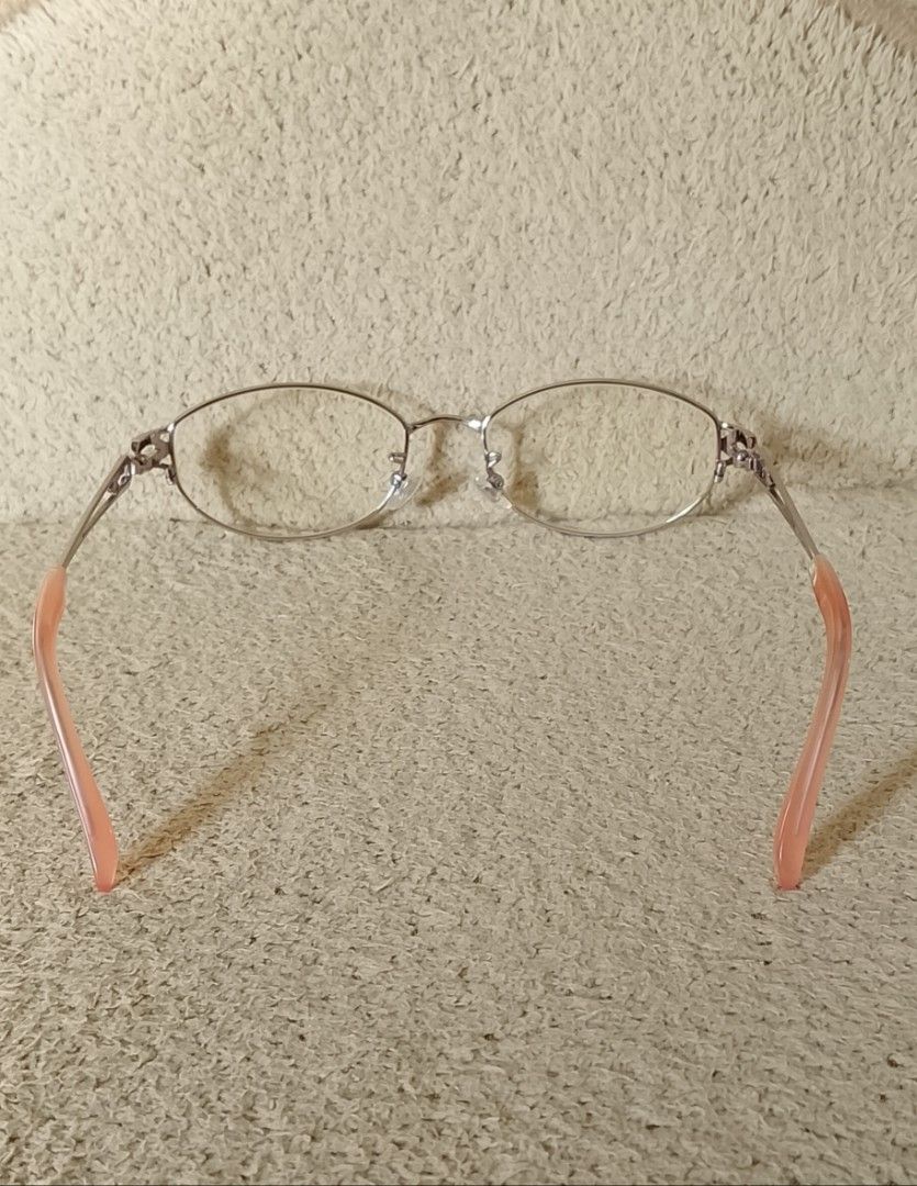 Japan Source Oval Metal Eyeglasses (Category: Sunglasses & Eyewear) located in Tarlac. Submitted by faithfulfinds (Listing ID 1468999645, Image 3). Description: Japan Source Oval Metal Eyeglasses in gold tone Premium quality metal frames galing Japan surplus! Sobrang ganda sa personal, classic at napaka-eleganteng tingnan. Details: • Condition: Like-new condition, napakalinis at walang anumang issue. • Design: Unbranded pero may napakagandang det
