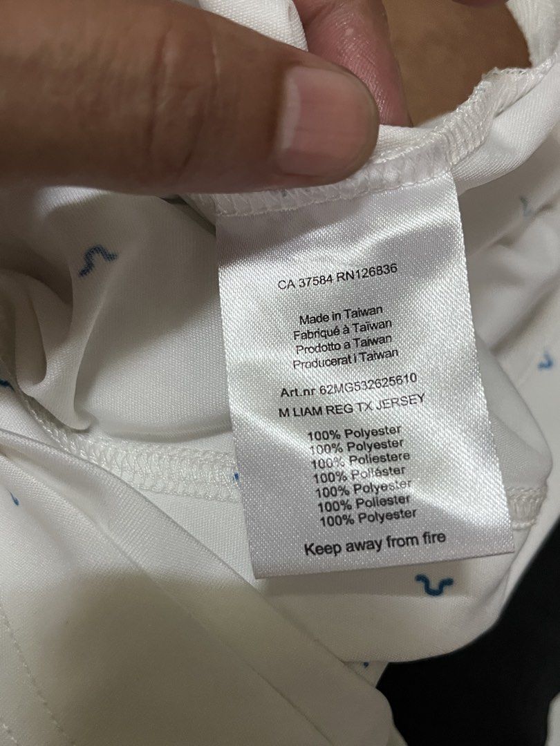 j.lindeberg aop poloshirt (Category: Luxury Apparel) located in Muntinlupa City. Submitted by buymothriftko (Listing ID 1468936339, Image 3). Description: j.lindeberg aop poloshirt size:large width:23 length:27 in xcellent condition 1200 only.