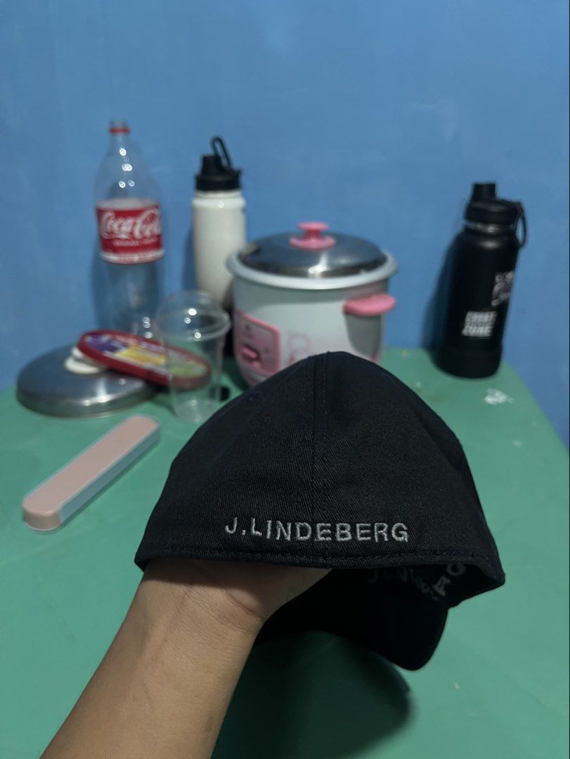 j.lindeberg Black Baseball Cap (Category: Caps & Hats) located in Pontevedra. Submitted by thrift01 (Listing ID 1469047472, Image 3). Description: - Brand: J.Lindeberg - Color: Classic Black with White Embroidered Bridge Logo - Details: Brand name embroidered on the back and inner lining - Design: Classic curved brim and structured panels - Condition: Clean interior with size tag (Made in China) - Best for: Golf, sports, or casual everyday wear -