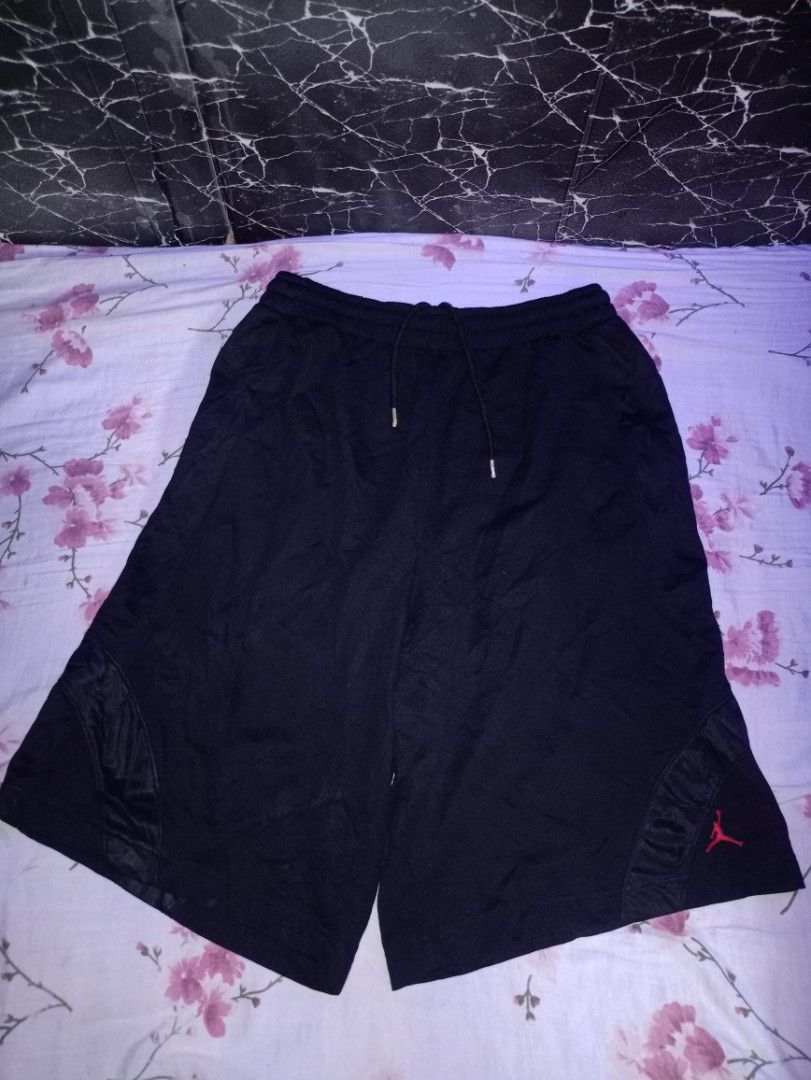 Jordan Classic Black Shorts with Drawstring Size L (Category: Shorts) located in Manila. Submitted by naixhrift (Listing ID 1468970682, Image 3). Description: Jordan Classic Bball Short with mini pocket Size Large to XL Length 23 Waist 30 to 42 1500 plus ship jnt courier payment on gcash manila area.