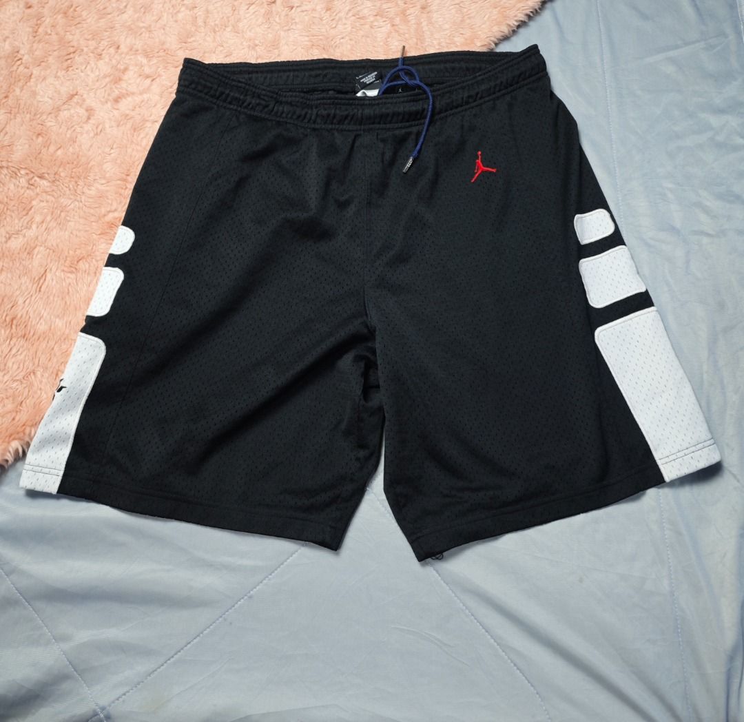 JORDANS MENS SHORT (Category: Shorts) located in Imus. Submitted by eykc01 (Listing ID 1469021063, Image 1). Description: EUC-LIKE NEW MEDIUM ON TAG WAIST: 38" LENGTH: 21" *SMALL PAINT.