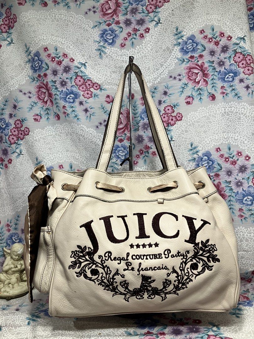 AUTHENTIB JUICY COUTURE DAYDREAMER SHOULDER BAG (Category: Shoulder Bags) located in General Mariano Alvarez. Submitted by adonid (Listing ID 1469011633, Image 1). Description: JUICY COUTURE DAYDREAMER SHOULDER BAG GOOD CONDITION NORMAL SIGN OF USAGE ONLY .