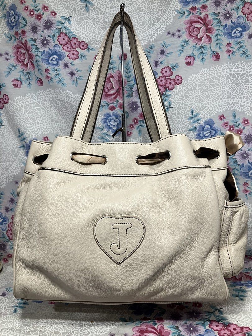 AUTHENTIB JUICY COUTURE DAYDREAMER SHOULDER BAG (Category: Shoulder Bags) located in General Mariano Alvarez. Submitted by adonid (Listing ID 1469011633, Image 3). Description: JUICY COUTURE DAYDREAMER SHOULDER BAG GOOD CONDITION NORMAL SIGN OF USAGE ONLY .