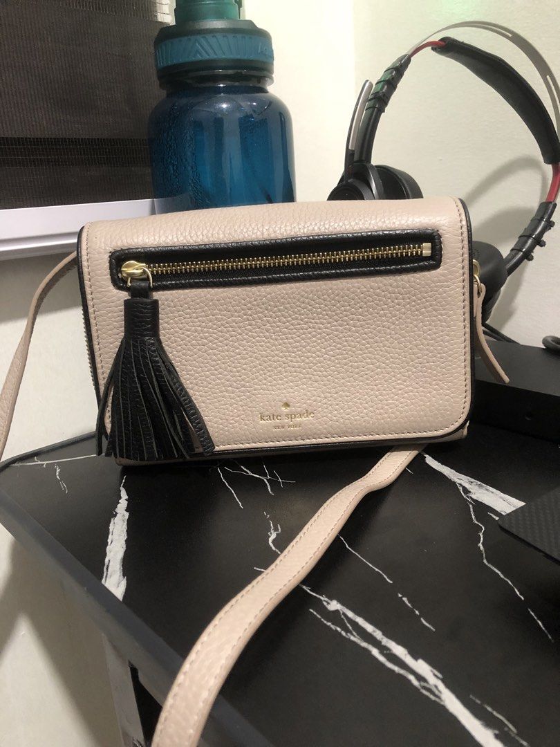 Kate Spade Bag (Category: Cross-body Bags) located in Quezon City. Submitted by attraxion (Listing ID 1468998348, Image 1). Description: Preloved, like new condition Sling wallet Multiple cardlots .
