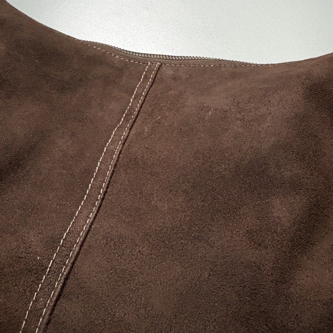 Kathy Van Zeeland 2000s Suede Hobo (Category: Shoulder Bags) located in Tayabas. Submitted by tayabaskartell (Listing ID 1469153023, Image 3). Description: Kathy Van Zeeland 2000s Suede Hobo Bag Mid-2000s hobo silhouette featuring faux croc accents and signature brass hardware. Kathy Van Zeeland launched her eponymous handbag brand in 2004, quickly becoming a defining staple of mid-2000s suburban and department store fashion. Known for bold hardw