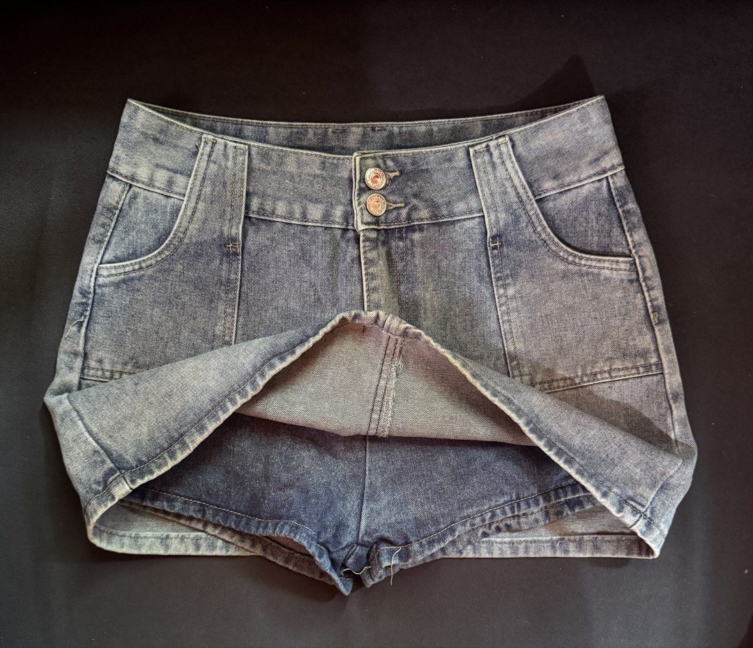 kendall skort (Category: Skirts) located in Midsayap. Submitted by shai_09 (Listing ID 1468950749, Image 2). Description: size 32 length 14 inch.