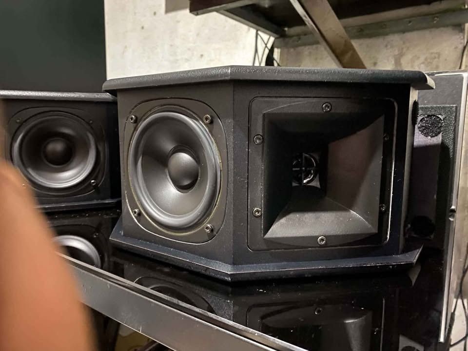 Klipsch SS.5 Surround Speakers (Pair) (Category: Other Audio Equipment) located in Antipolo. Submitted by canadafindss (Listing ID 1468940174, Image 3). Description: 🔥 Klipsch SS.5 Surround Speakers (Pair) 🔥💰 ₱7,000 📍 Angono / Antipolo Area (Pickup preferred)Bawas gamit ulit tayo! Binebenta ko itong isang pares ng Klipsch SS.5 surround speakers. Kung naghahanap ka ng totoong sinehan vibes para sa home theater mo, perfect itong ilagay sa likod