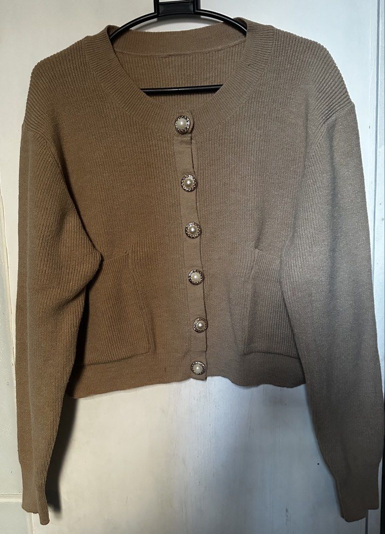 Knitted beige cardigan (Category: Others Tops) located in Cavite. Submitted by chicfinds.slay (Listing ID 1469057178, Image 1). Description: ✨ knitted beige/khaki cardigan ✨best fit s-semi large body frame ✨w/ front pocket/premium quality ✨semi crop .