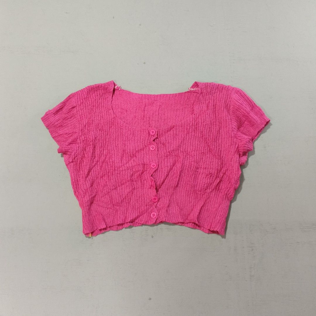 Knitted crop (Category: Blouses) located in Pili. Submitted by jevin_ukay (Listing ID 1469053478, Image 1). Description: width:13 Length:15 Good condition No Flaws Location Bicol.