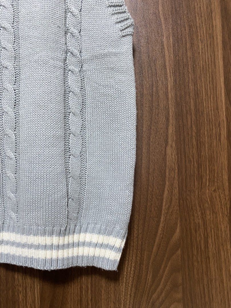 Knitted Vest in Gray (Category: Coats, Jackets and Outerwear) located in Paranaque City. Submitted by slowsundays.club (Listing ID 1468968729, Image 3). Description: S-M.