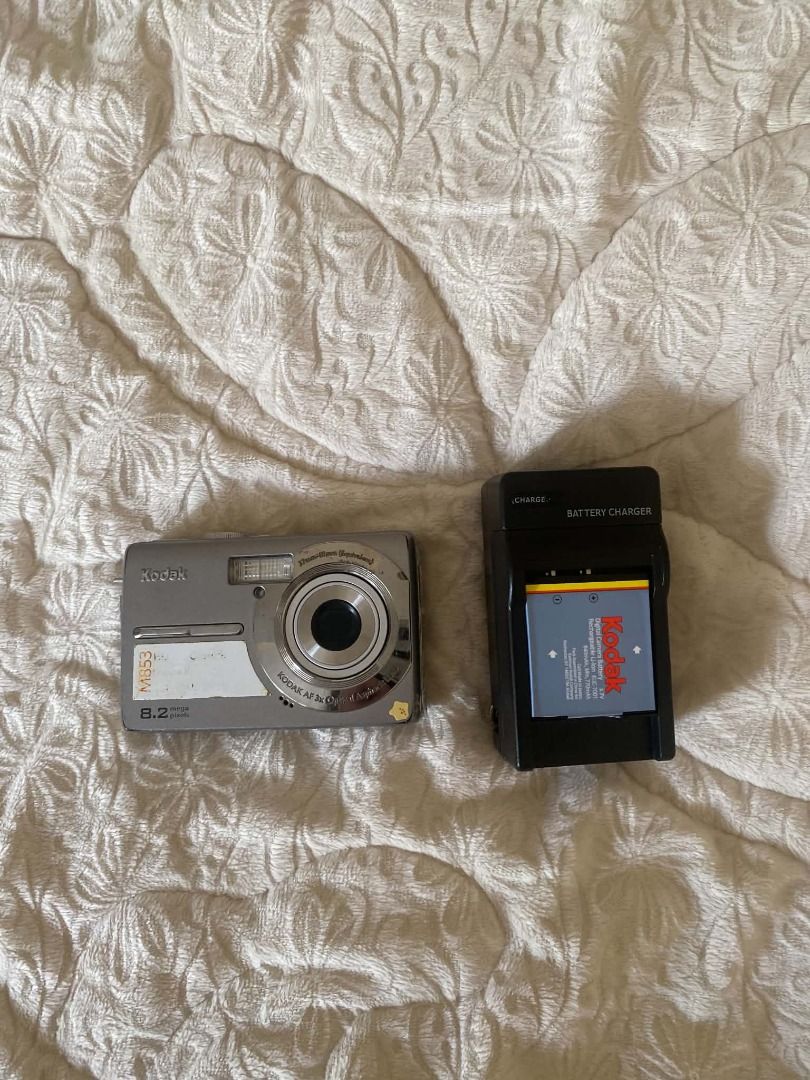 kodak easyshare m853 (Category: Cameras) located in Davao. Submitted by ysabelley (Listing ID 1468974976, Image 2). Description: ⤷ resolution: 8.2 MP CCD sensor ⤷ zoom: 3× optical zoom ⤷ screen: 2.5” LCD ⤷ storage: SD / SDHC card ⤷ flash: built-in ⤷ battery: Kodak KLIC-7001 rechargeable battery ⤷ feature: classic Y2K-style CCD digital camera ✨ ୨୧ price & inclusions ⤷ ₱1,900 only! 💸 ⤷ free battery and charger included 🎁 ⤷ battery included is not