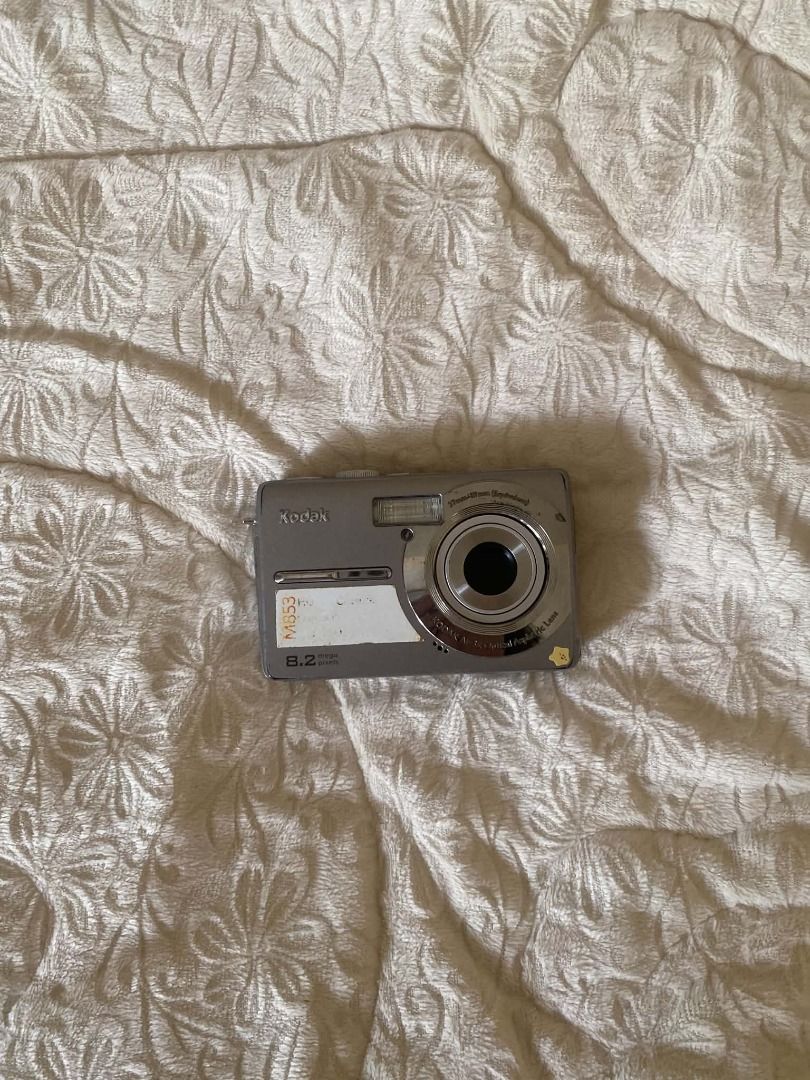 kodak easyshare m853 (Category: Cameras) located in Davao. Submitted by ysabelley (Listing ID 1468974976, Image 3). Description: ⤷ resolution: 8.2 MP CCD sensor ⤷ zoom: 3× optical zoom ⤷ screen: 2.5” LCD ⤷ storage: SD / SDHC card ⤷ flash: built-in ⤷ battery: Kodak KLIC-7001 rechargeable battery ⤷ feature: classic Y2K-style CCD digital camera ✨ ୨୧ price & inclusions ⤷ ₱1,900 only! 💸 ⤷ free battery and charger included 🎁 ⤷ battery included is not