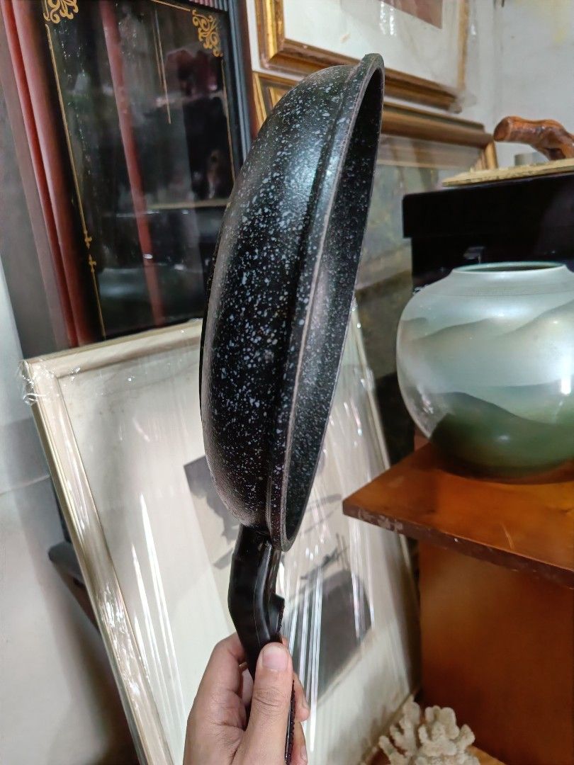 Korean wok style pan (Category: Cookware & Accessories) located in Taguig. Submitted by ashicollection (Listing ID 1468955847, Image 3). Description: Please read! For sure buyer only! NO COD/COP No reservation The items will be sold to the first payer w/o prior notice. Verbal reservations are not acceptable. Note: All items are vintage. Please manage your expectations accordingly. G cash payment. Shipping via Lalamove Metro Manila. For province: 