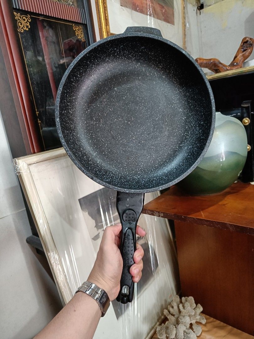 Korean wok style pan (Category: Cookware & Accessories) located in Taguig. Submitted by ashicollection (Listing ID 1468955847, Image 1). Description: Please read! For sure buyer only! NO COD/COP No reservation The items will be sold to the first payer w/o prior notice. Verbal reservations are not acceptable. Note: All items are vintage. Please manage your expectations accordingly. G cash payment. Shipping via Lalamove Metro Manila. For province: 