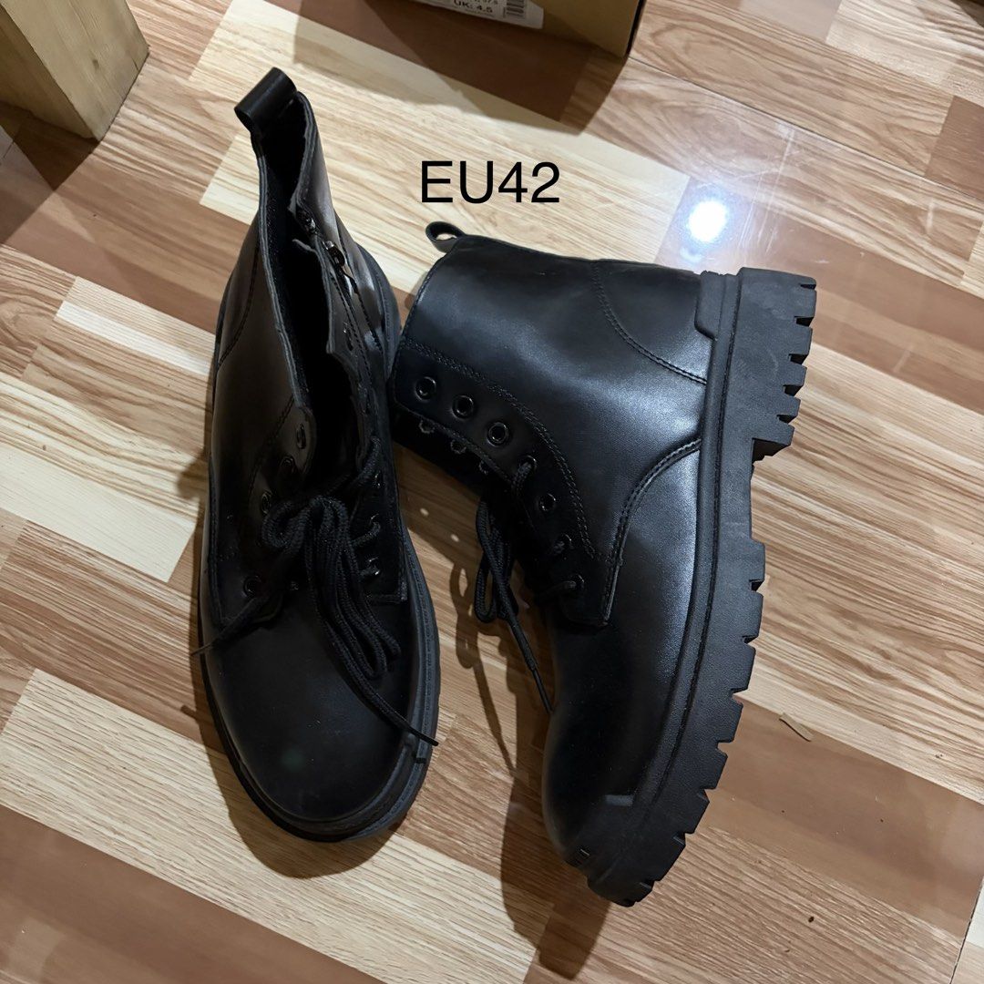 Lace up combat boots black (Category: Boots) located in Baguio. Submitted by suffering (Listing ID 1469118016, Image 1). Description: Baguio .