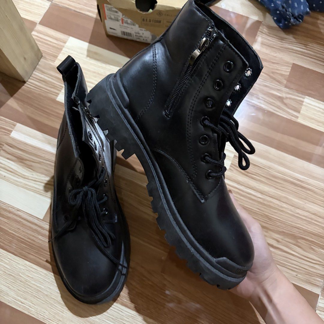 Lace up combat boots black (Category: Boots) located in Baguio. Submitted by suffering (Listing ID 1469118016, Image 2). Description: Baguio .