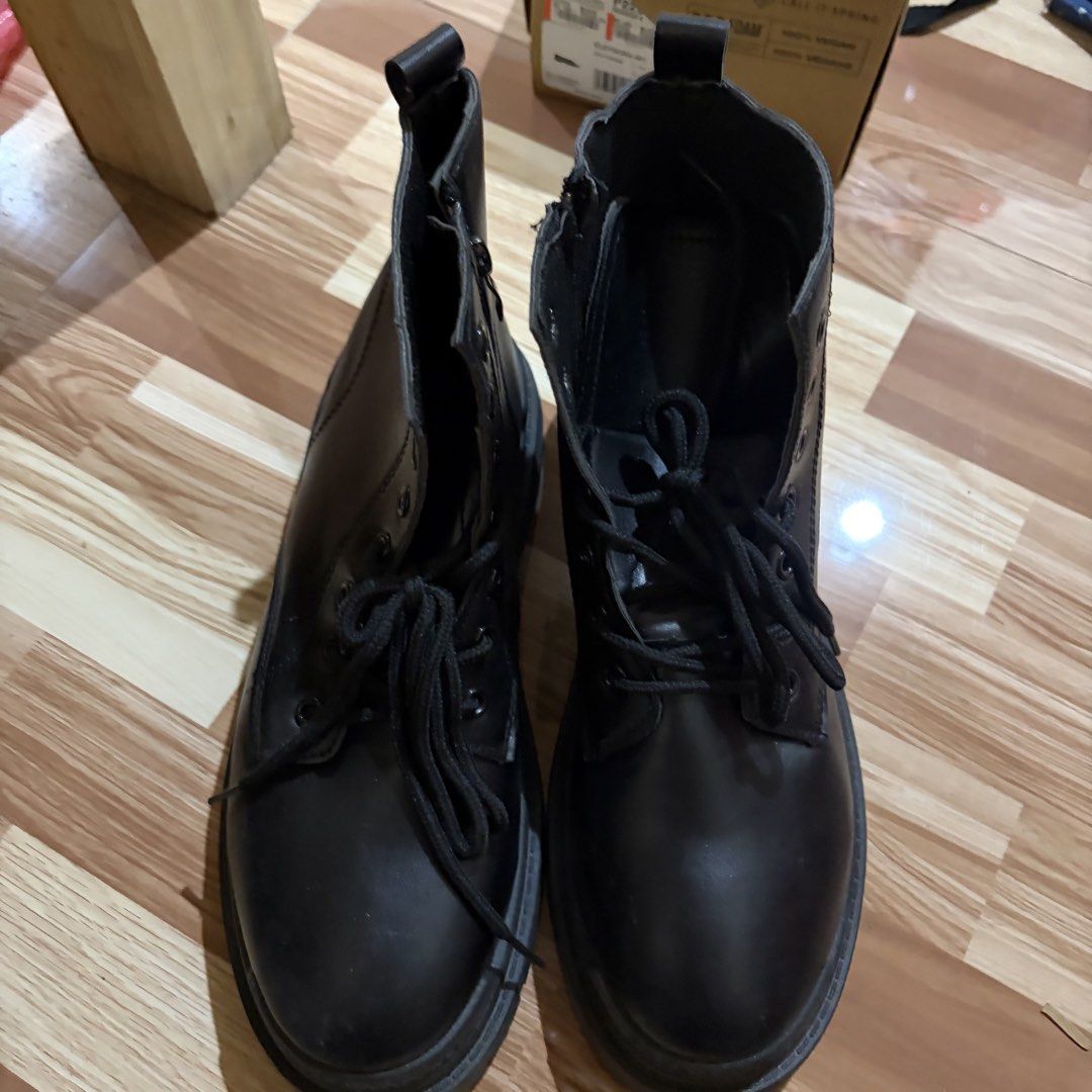Lace up combat boots black (Category: Boots) located in Baguio. Submitted by suffering (Listing ID 1469118016, Image 3). Description: Baguio .