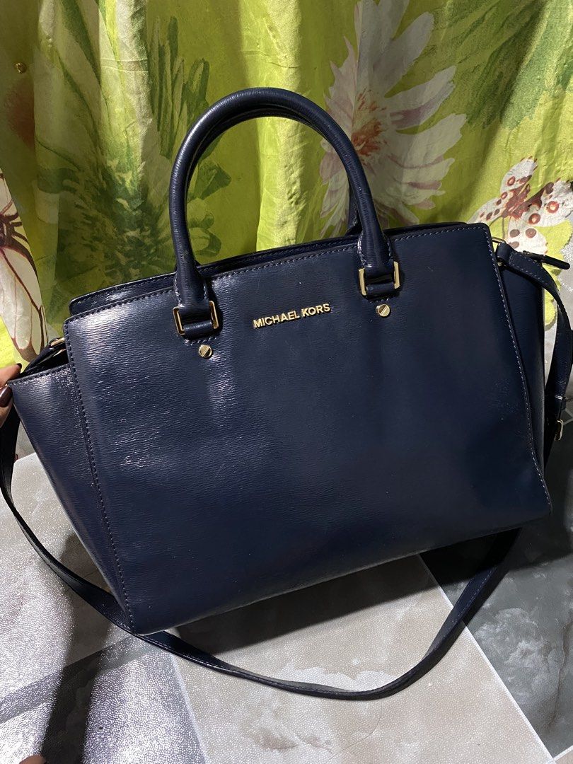 Large size (Category: Cross-body Bags) located in Davao. Submitted by goldenstone_0be9b3 (Listing ID 1469049956, Image 1). Description: Fit for office baaag! super kinissss like neeeew pwede pang gift .
