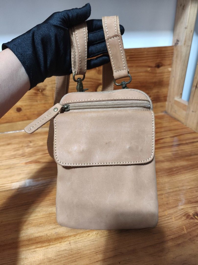 Leather sling bag (Category: Cross-body Bags) located in Baguio. Submitted by queenlyne_vintage_rare_finds (Listing ID 1468942176, Image 2). Description: .