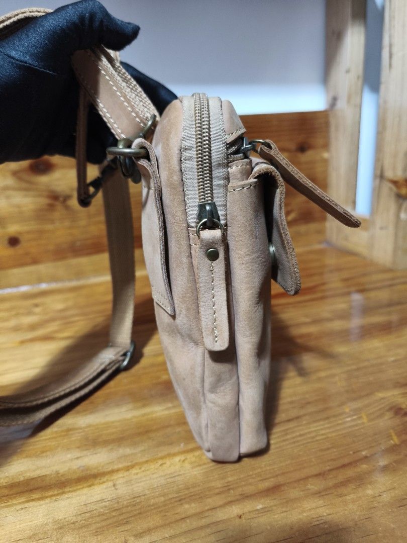 Leather sling bag (Category: Cross-body Bags) located in Baguio. Submitted by queenlyne_vintage_rare_finds (Listing ID 1468942176, Image 3). Description: .