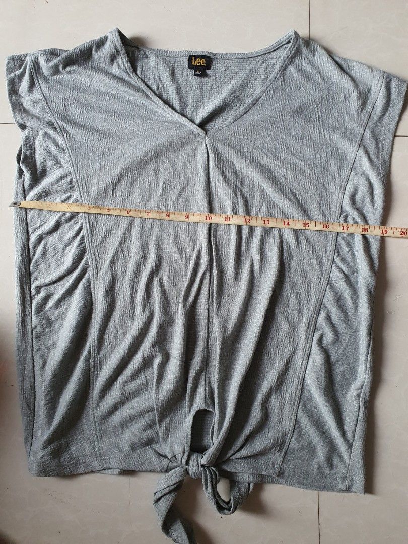 Lee gray blouse (Category: Blouses) located in Meycauayan. Submitted by shoptoown (Listing ID 1468941727, Image 2). Description: .