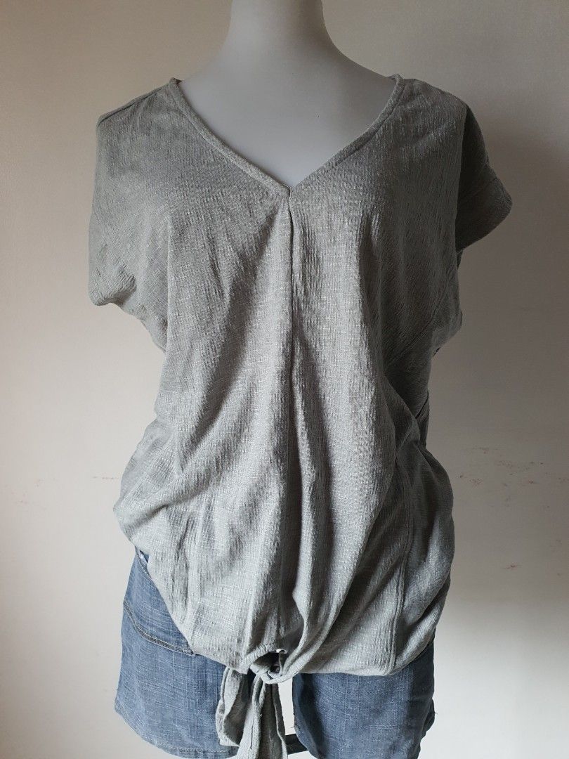 Lee gray blouse (Category: Blouses) located in Meycauayan. Submitted by shoptoown (Listing ID 1468941727, Image 1). Description: .