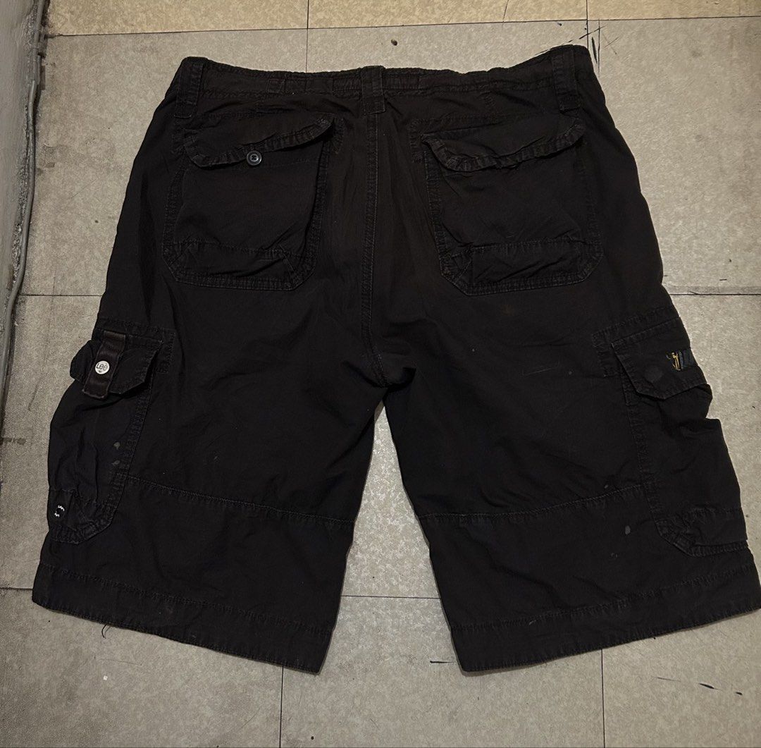 Lee Pipers Cargo Shorts (Category: Shorts) located in Taguig. Submitted by morningstar.to (Listing ID 1469009998, Image 2). Description: Size 38 Issues: Bleach stains.