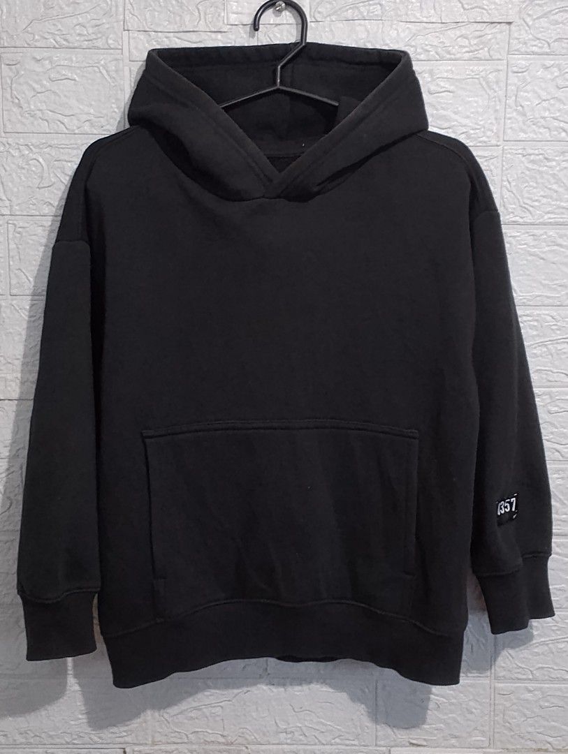 Lefties pullover hoodie jacket (Category: Hoodies) located in Caloocan City. Submitted by zklclo (Listing ID 1468974579, Image 2). Description: Lefties pullover hoodie jacket Size: L-21" x W-20" (7-8 y/o) Price: 199 pesos only🫰😉 MODE OF PAYMENT: 💸GCASH 🛵 SHIPPING: 📦J&T (payment first) 📦LALAMOVE (COD).