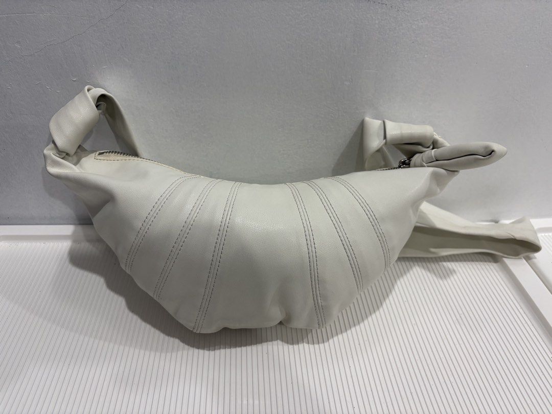 Lemaire Croissant Bag (Category: Luxury Bags & Wallets) located in Tuba. Submitted by thebag-oh (Listing ID 1468934358, Image 1). Description: Authentic Lemaire Croissant bag White color No issue, but not brand new Small size version .