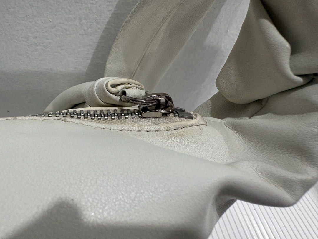 Lemaire Croissant Bag (Category: Luxury Bags & Wallets) located in Tuba. Submitted by thebag-oh (Listing ID 1468934358, Image 2). Description: Authentic Lemaire Croissant bag White color No issue, but not brand new Small size version .