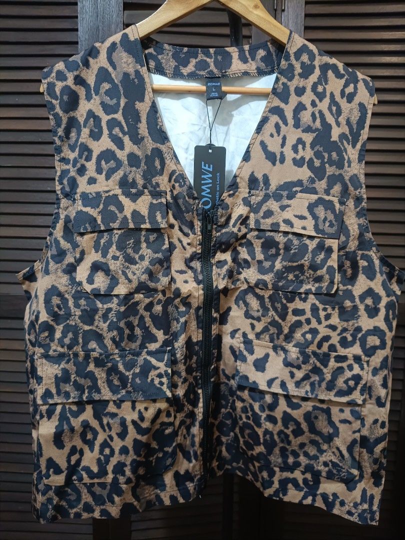 Leopard Print Zip Up Vest (Category: Sleeveless) located in Manila. Submitted by byjrb (Listing ID 1469056471, Image 1). Description: 🛍️ Brand-new items from SHEIN, Emery Rose, Zaful, No brand & more! Size : Large but can fit to XXL 📦 Shipping: LBC / J&T / Lalamove 💸 MOP: GCash / BPI only Note : Brand is listed as SHEIN for listing purposes. All items are sourced from shein-bales. Shipping schedule. Wednesday and Saturday : shipping day..