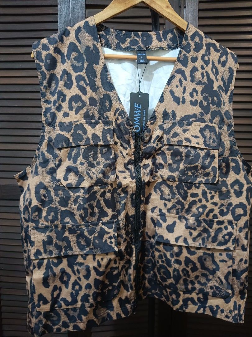 Leopard Print Zip Up Vest (Category: Sleeveless) located in Manila. Submitted by byjrb (Listing ID 1469056471, Image 3). Description: 🛍️ Brand-new items from SHEIN, Emery Rose, Zaful, No brand & more! Size : Large but can fit to XXL 📦 Shipping: LBC / J&T / Lalamove 💸 MOP: GCash / BPI only Note : Brand is listed as SHEIN for listing purposes. All items are sourced from shein-bales. Shipping schedule. Wednesday and Saturday : shipping day..