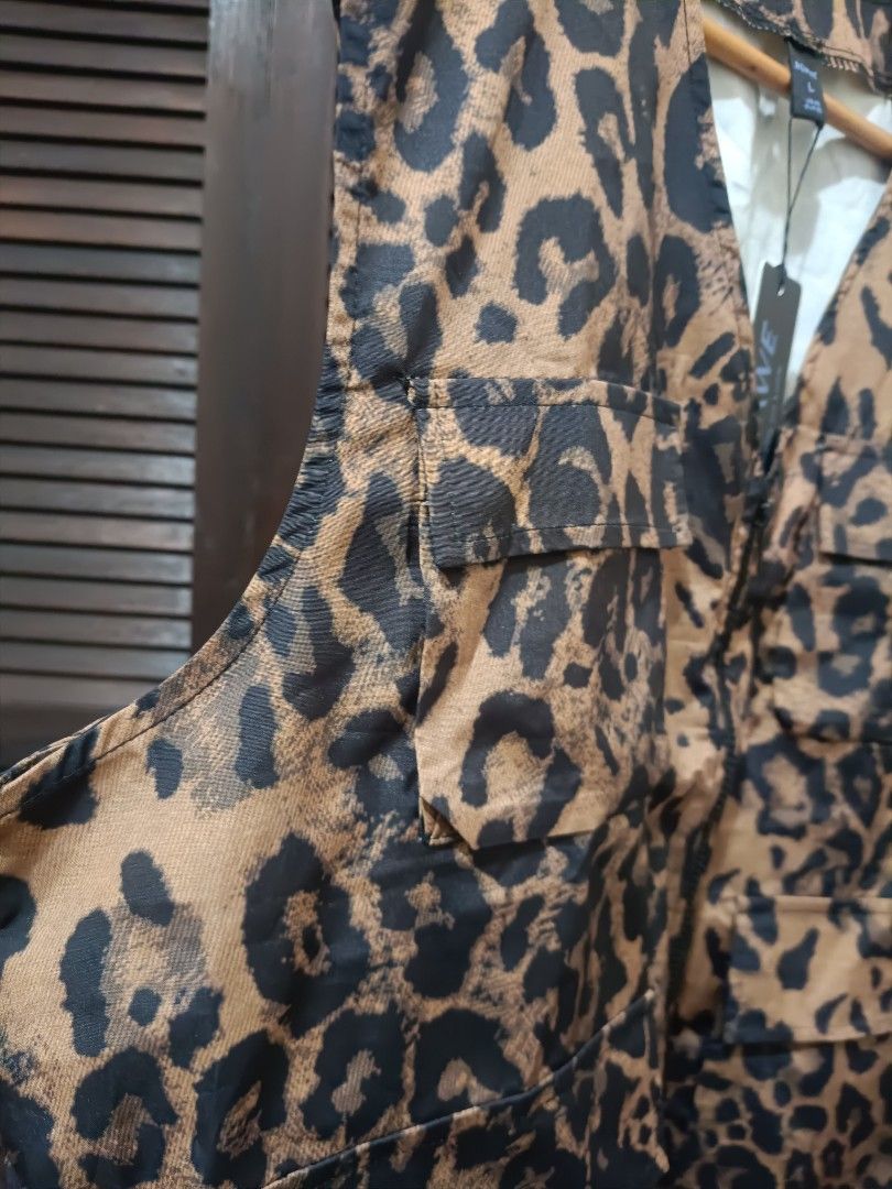 Leopard Print Zip Up Vest (Category: Sleeveless) located in Manila. Submitted by byjrb (Listing ID 1469056471, Image 2). Description: 🛍️ Brand-new items from SHEIN, Emery Rose, Zaful, No brand & more! Size : Large but can fit to XXL 📦 Shipping: LBC / J&T / Lalamove 💸 MOP: GCash / BPI only Note : Brand is listed as SHEIN for listing purposes. All items are sourced from shein-bales. Shipping schedule. Wednesday and Saturday : shipping day..