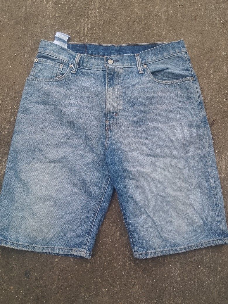 Levi's 569 Denim Shorts Size W34 (Category: Shorts) located in Bacolod City. Submitted by carlo1019 (Listing ID 1469127203, Image 3). Description: - Brand: Levi's 569 - Style: Denim jorts / Vintage skate style - Wash: Light wash - Size: W34 - Features: Classic fit, 5-pocket design, belt loops, button fly - Details: Leather patch on back waistband, iconic red tab on rear pocket.