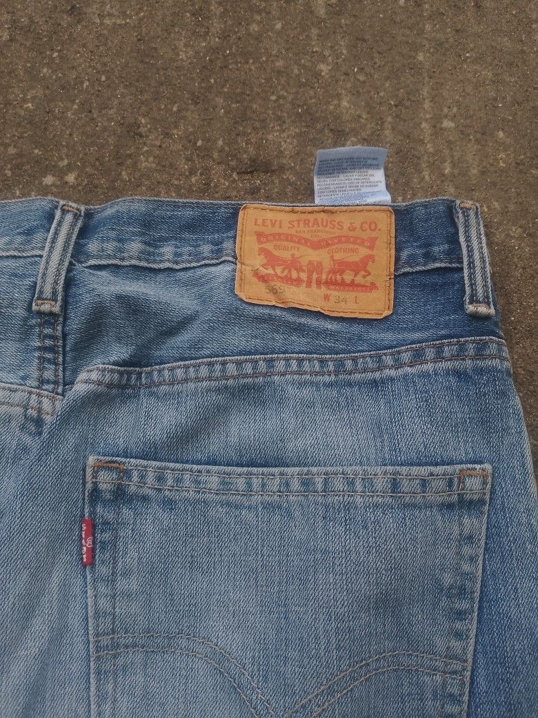 Levi's 569 Denim Shorts Size W34 (Category: Shorts) located in Bacolod City. Submitted by carlo1019 (Listing ID 1469127203, Image 2). Description: - Brand: Levi's 569 - Style: Denim jorts / Vintage skate style - Wash: Light wash - Size: W34 - Features: Classic fit, 5-pocket design, belt loops, button fly - Details: Leather patch on back waistband, iconic red tab on rear pocket.