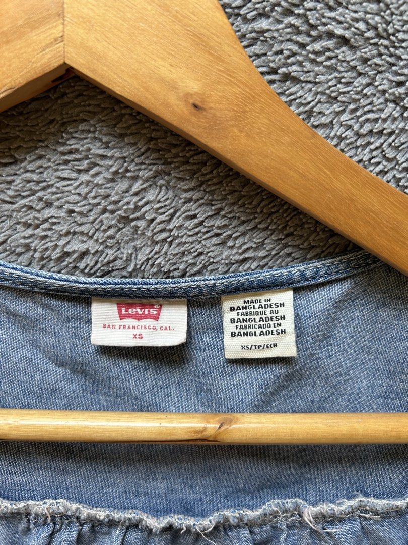 Levis denim top (Category: Others Tops) located in Quezon. Submitted by duculanjay (Listing ID 1468934108, Image 2). Description: Xs on tag Fit small Add sf.