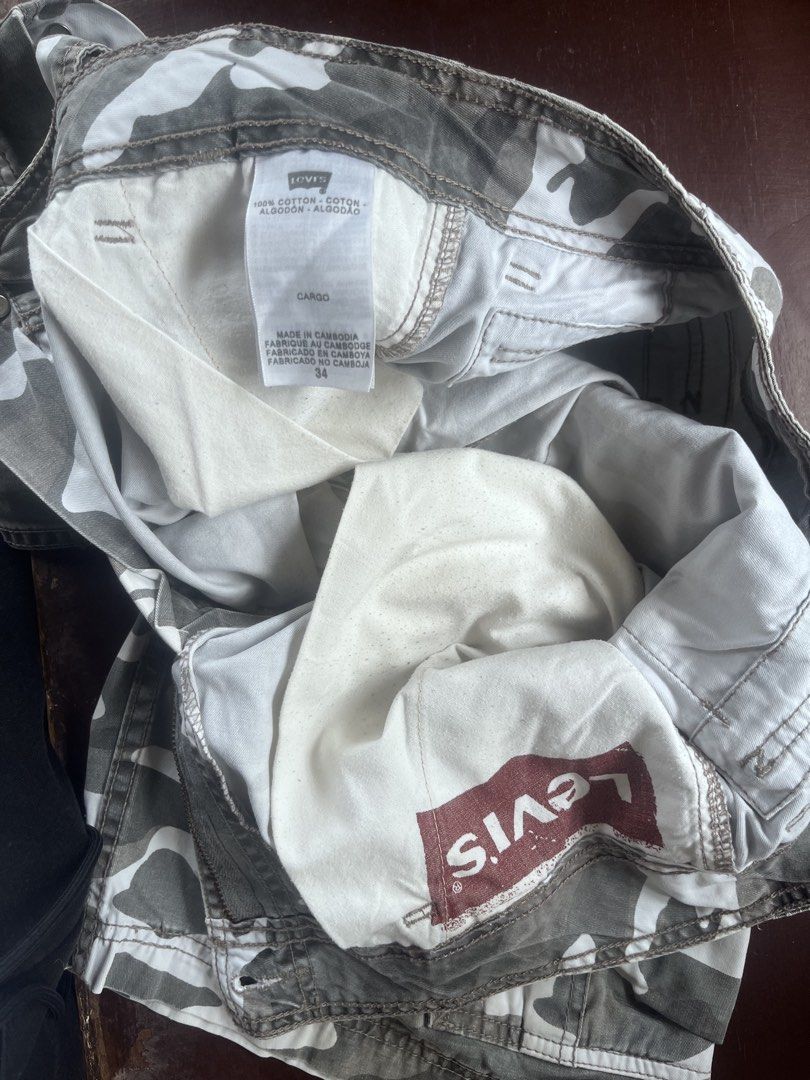 Levi's Grey Camo Cargo Shorts (Category: Shorts) located in Sablan. Submitted by mrcglnn (Listing ID 1468935438, Image 3). Description: Levi’s Grey Camo Cargo Shorts 36w 21l.