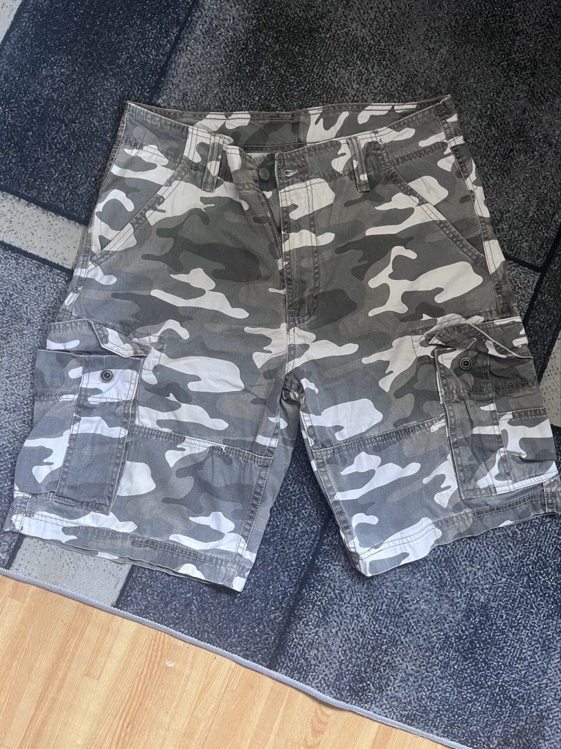 Levi's Grey Camo Cargo Shorts (Category: Shorts) located in Sablan. Submitted by mrcglnn (Listing ID 1468935438, Image 1). Description: Levi’s Grey Camo Cargo Shorts 36w 21l.